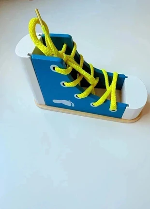 Chaussure à lacer en bois matériel pédagogique, estado: Novo sem etiquetas, tamanho: 5 anos / 110 cm, €7.90, €9.00 inclui Proteção do Comprador Pro