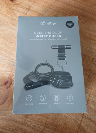 Easy toys wrist cuffs gesealde doos, merk: easy toys, staat: Nieuw met prijskaartje, € 40,00, € 42,70 inclusief Kopersbescherming