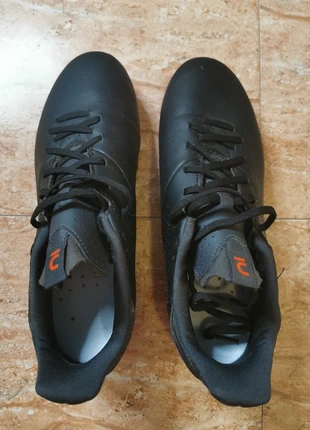 Botas de Fútbol Viralto I MG/AG Negro y Rojo, marca: Kipsta, estado: Muy bueno, tamaño: 39, 4,00 €, 4,90 € Protección al comprador incluida