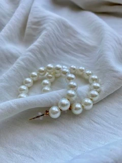 Boucles d’oreilles perles blanches rondes, marque: H&M, état: Neuf sans étiquette, 8,00 €, 9,10 € Protection acheteurs incluse