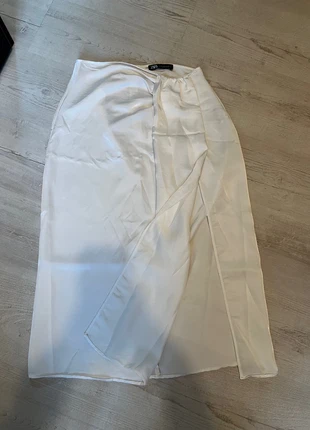 Jupe blanche fendue en satin Zara, marke: Zara, zustand: Sehr gut, größe: M / 38 / 10, 5,00 €, 5,95 € inklusive Vinted-Käuferschutz