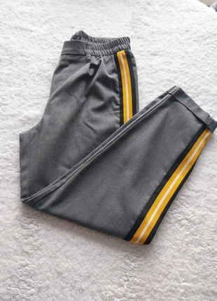 Pantalon Bershka T.M rayures latérales jaune - taille élastiquée, marca: Bershka, estado: Muy bueno, tamaño: M / 38 / 10, 5,00 €, 5,95 € Protección al comprador incluida