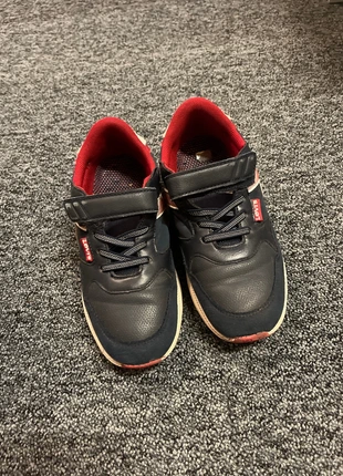 levis sneaker maat 32 met plakbandje, merk: Levi's, staat: Heel goed, maat: 32, € 5,00, € 5,95 inclusief Kopersbescherming