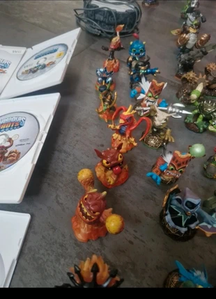 Skylanders 118 personnages, marque: Skylanders, état: Très bon état, 2,00 €, 2,80 € Protection acheteurs incluse