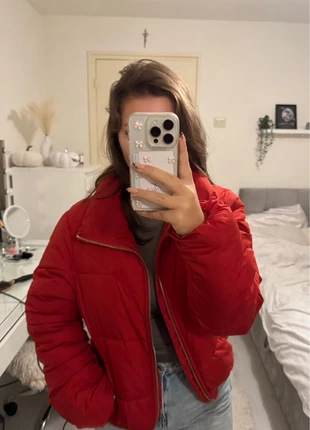 Rode Pufferjacket Bershka, merk: Bershka, staat: Goed, maat: S / 36 / 8, € 5,99, € 6,99 inclusief Kopersbescherming