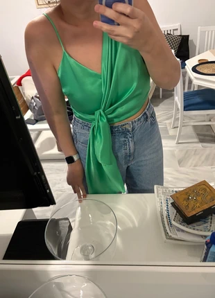 Top de fiesta verde asimétrico de satén de Zara, marque: Zara, état: Neuf avec étiquette, taille: L / 40 / 12, 15,00 €, 16,45 € Protection acheteurs incluse