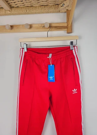 Pantaloni tuta Adidas Originals in rosso nuovo con cartellino, merk: adidas, staat: Nieuw met prijskaartje, maat: S / 36 / 8, € 23,00, € 24,85 inclusief Kopersbescherming