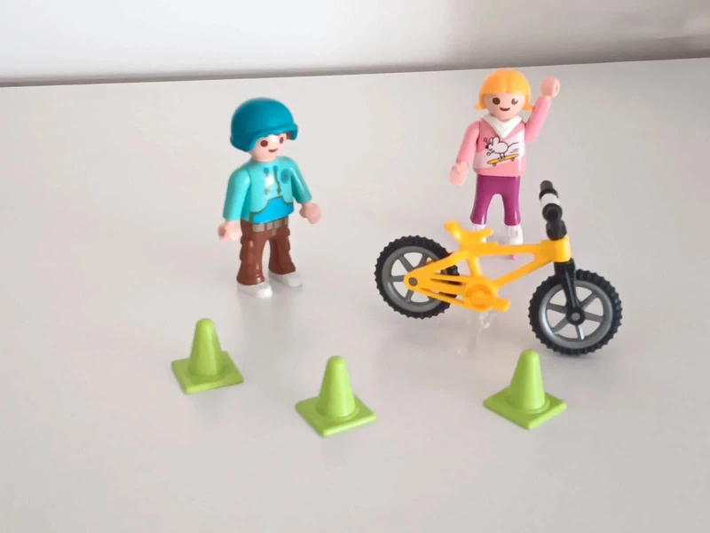 Enfants qui jouent playmobil