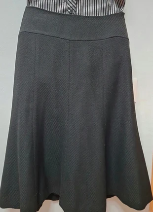 Falda midi negra con vuelo – elegante, versátil y favorecedora (Zara), brand: Zara, condizioni: Ottime, taglia: S / IT 40 / EU 36, €6.00, €7.00 include la Protezione acquisti