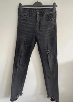 Jeans slim gris foncé - Stradivarius, marca: Stradivarius, estado: Muy bueno, tamaño: S / 36 / 8, 3,50 €, 4,38 € Protección al comprador incluida