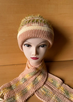 Beige kleurrijke muts en sjaal set, staat: Nieuw zonder prijskaartje, maat: Universele maat, € 19,99, € 21,69 inclusief Kopersbescherming