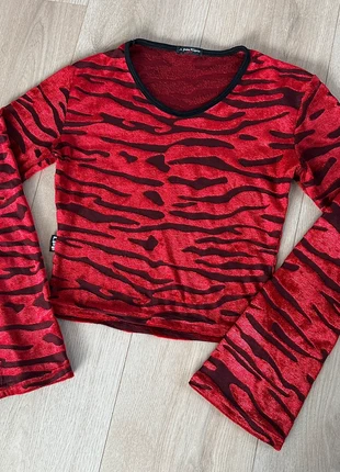 Vintage 90s red and black velvet tiger print longsleeve top with bell sleeves, merk: Vintage Dressing, staat: Heel goed, maat: XS / 34 / 6, € 28,00, € 30,10 inclusief Kopersbescherming Pro