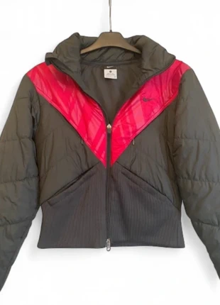 Nike gewatteerde jas – comfortabel en opvallend, marque: Nike, état: Neuf sans étiquette, taille: S / 36 / 8, 25,00 €, 26,95 € Protection acheteurs incluse
