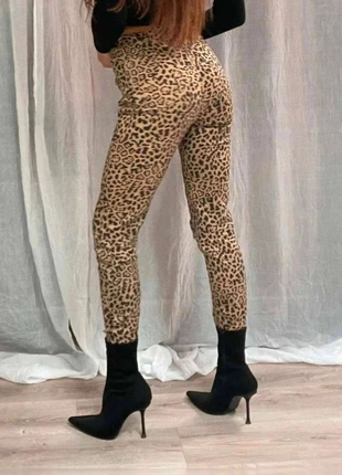 Jean  skinny  léopard  ultra taille  haute  -  excellent  état, brand: Stradivarius, condition: Very good, size: S / 36 / 8, €22.00, €23.80 includes Buyer Protection