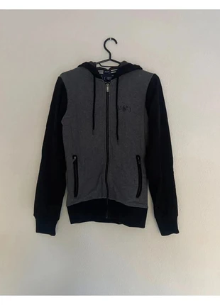 Gilet gris et noir, marque: Armani Jeans, état: Très bon état, taille: XS, 15,00 €, 16,45 € Protection acheteurs incluse