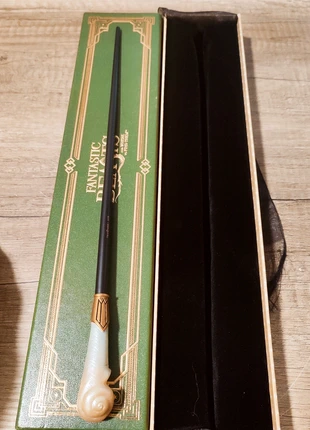Baguette Queenie Goldstein fantastic beasts, marke: The Noble Collection, zustand: Neu, mit Etikett, größe: Frühchen, bis 44, 25,00 €, 26,95 € inklusive Vinted-Käuferschutz