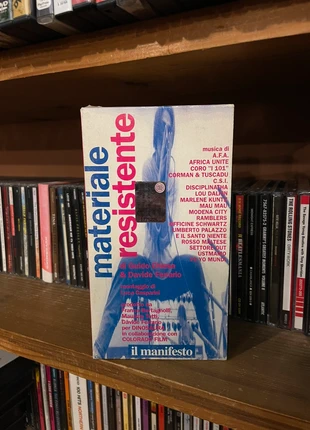 VHS Materiale Resistente, staat: Goed, € 15,00, € 16,45 inclusief Kopersbescherming Pro