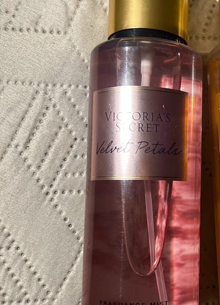 Velvet petals body mist, merk: Victoria's Secret, staat: Nieuw met prijskaartje, € 15,00, € 16,45 inclusief Kopersbescherming