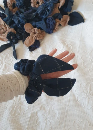 Chouchou bleu marine à carreaux avec nœud., marque: chouchou, état: Neuf sans étiquette, 2,00 €, 2,80 € Protection acheteurs incluse