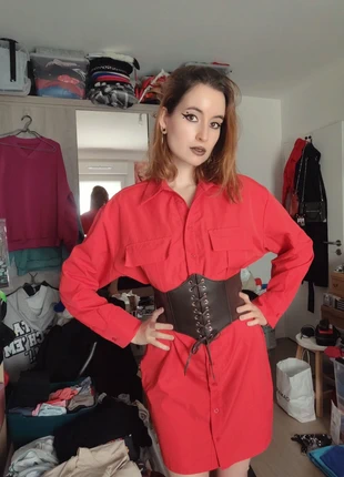 Robe chemise rouge, marke: Shein, zustand: Sehr gut, größe: S / 36 / 8, 2,00 €, 2,80 € inklusive Vinted-Käuferschutz