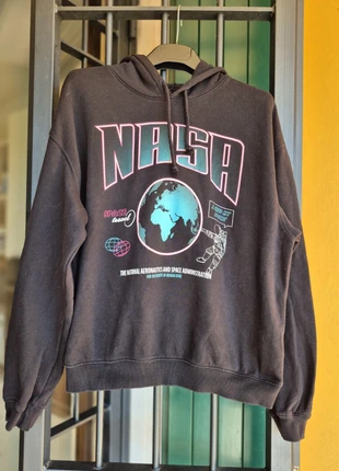 Felpa NASA nera con stampa spaziale | Black NASA Hoodie with Space Print, marque: H&M, état: Très bon état, taille: M / 38 / 10, 4,00 €, 4,90 € Protection acheteurs incluse
