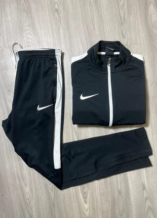 Ensemble running veste / jogging Nike dri-fit noir Taille S, marke: Nike, zustand: Sehr gut, größe: S, 25,00 €, 26,95 € beinhaltet Vinted-Käuferschutz Pro