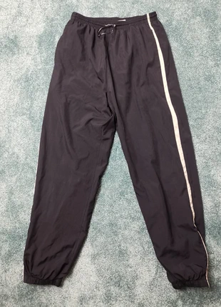 Pantalon de survêtement Reebok noir en très bon état - Taille L, marque: Reebok, état: Très bon état, taille: L, 15,00 €, 16,45 € Protection acheteurs incluse