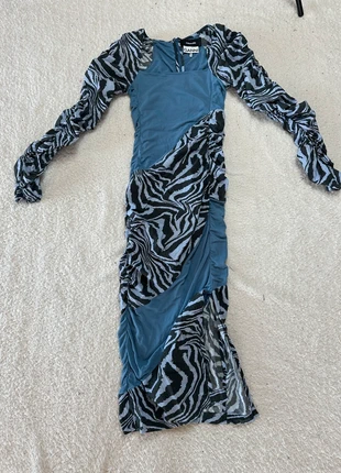 Robe Ganni ruched printed Alhuwalia/ noir bleu / taille S je pense, brand: Ganni, condizioni: Ottime, taglia: S / IT 40 / EU 36, €74.00, €78.40 include la Protezione acquisti