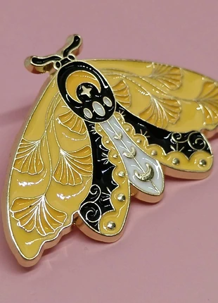 Pin's Papillon de nuit Jaune, marque: sans marque, état: Neuf avec étiquette, 3,00 €, 3,85 € Protection acheteurs incluse
