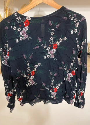 Blouse fleurie HM noire taille 38, marke: H&M, zustand: Sehr gut, größe: M / 38 / 10, 5,00 €, 5,95 € inklusive Vinted-Käuferschutz