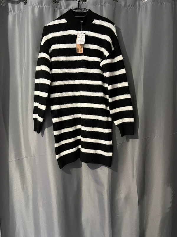 Jolie robe pull noir et blanc de Kiabi