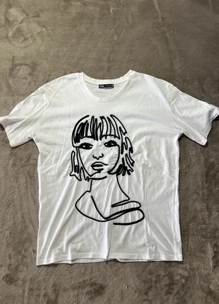 T-shirt brodé femme noir et blanc, marke: Zara, zustand: Sehr gut, größe: S / 36 / 8, 10,00 €, 11,20 € inklusive Vinted-Käuferschutz