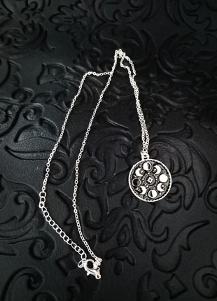 Collier à pendentif rond en acier inoxydable représentant le cycle lunaire, brand: Etnox, condition: Very good, €20.00, €21.70 includes Buyer Protection