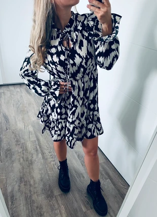 Elegantes Kleid mit weiten Ärmeln und Muster Rüschen Gr 38 M, marque: NA-KD, état: Neuf sans étiquette, taille: M / 38 / 10, 22,00 €, 23,80 € Protection acheteurs incluse