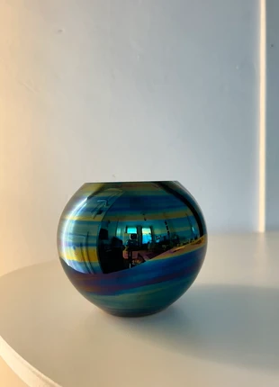 Uniek zwart glazen vaasje met olieglans – doet denken aan een mini-planeet, marque: Vintage Love, état: Très bon état, 14,00 €, 15,40 € Protection acheteurs incluse