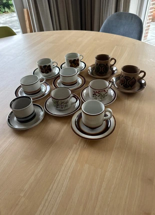 Complete jaren ’70 koffieset – Arabia Finland, Mosa Maastricht & retro mix, merk: Diverse merken, staat: Goed, € 35,00, € 37,45 inclusief Kopersbescherming