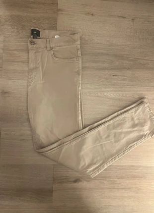 Jean H&M couleur beige taille 29, merk: H&M, staat: Heel goed, maat: S, € 2,00, € 2,80 inclusief Kopersbescherming