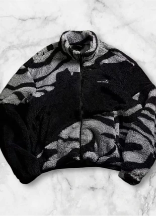 Veste polaire zippée noire et grise à motifs abstraits taille M style streetwear Y2K vintage, brand: y2k, condition: Very good, size: M, €50.00, €53.20 includes Buyer Protection Pro