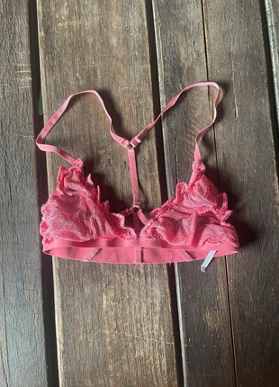 Urban Outfitters pink lace triangle bralette, marque: Urban Outfitters, état: Très bon état, taille: S, 5,00 €, 5,95 € Protection acheteurs incluse