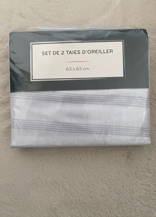 Set de 2 Taies d’oreiller 63 X 63 cm - Blanc à rayures grises- Parfaites pour une chambre, condition: New with tags, size: 65 x 65 cm, €6.99, €8.04 includes Buyer Protection
