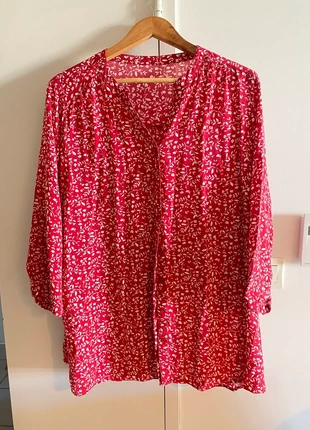 Blouse rouge/rose fleurie, merk: Kiabi, staat: Nieuw zonder prijskaartje, maat: 5XL / 50 / 22, € 5,00, € 5,95 inclusief Kopersbescherming