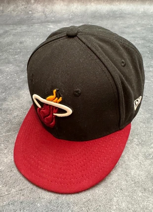 🧢 Casquette New Era 59FIFTY Miami Heat NBA – Taille 7 1/8 (56,8 cm), merk: New Era, staat: Heel goed, maat: 57, € 22,00, € 23,80 inclusief Kopersbescherming