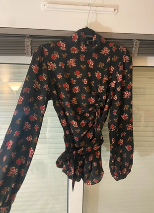 Chemisier noir fleuri, marque: Zara, état: Très bon état, taille: S / 36 / 8, 4,00 €, 4,90 € Protection acheteurs incluse