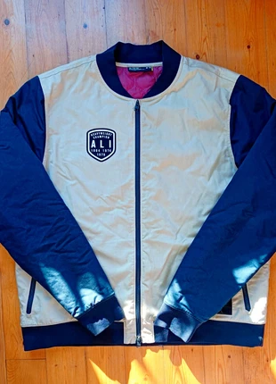 Veste under armour x Mohamed Ali, édition limitée - taille XL, marke: Under Armour, zustand: Sehr gut, größe: XL, 90,00 €, 95,20 € inklusive Vinted-Käuferschutz