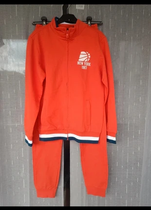 Ensemble survêtement rouge orangé Idexe “New York 1987" garçon 11/12 ans
 Neuves, marque: IDEXE', état: Neuf sans étiquette, taille: 12 ans / 152 cm, 12,00 €, 13,30 € Protection acheteurs incluse