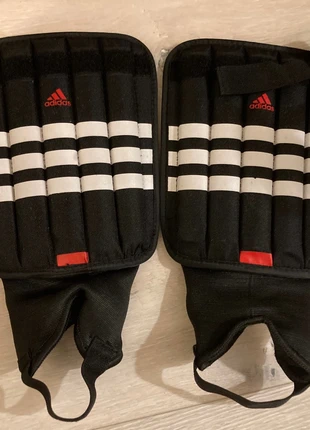 Adidas shin shields., marque: adidas, état: Très bon état, taille: M, 8,00 €, 9,10 € Protection acheteurs incluse