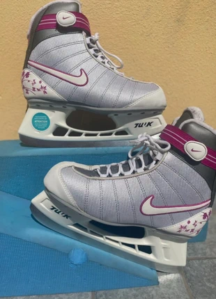 Vintage RARE Nike Women’s Ice Hockey Skates TUUK Holder + ROCES Guards | Vintage 2000s Floral Design, marke: Nike, zustand: Sehr gut, größe: 39, 150,00 €, 158,20 € inklusive Vinted-Käuferschutz