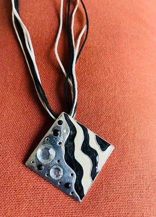 Collier design noir et blanc, zustand: Sehr gut, 4,00 €, 4,90 € inklusive Vinted-Käuferschutz