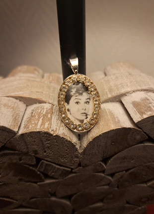 Pendentif en résine Audrey Hepburn avec strass, zustand: Sehr gut, 6,50 €, 7,53 € inklusive Vinted-Käuferschutz