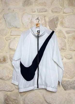 Veste de sport logo Nike Swoosh coupe vent légère noir et blanc taille WS, brand: Nike, condition: Very good, size: XS / 34 / 6, €55.00, €58.45 includes Buyer Protection